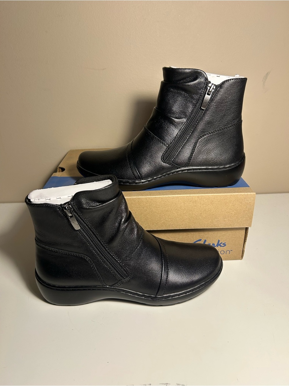 Clark’s- Cora pace, black, 5 women sw